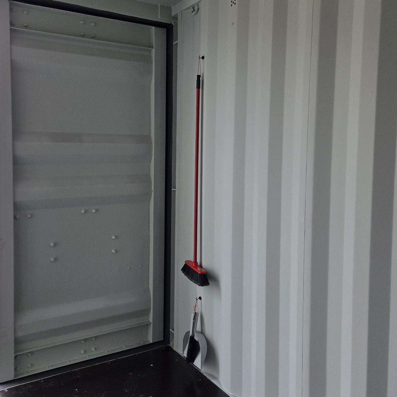 Lagercontainer Ausstattung innen Besen Handfeger Kehrschaufel Lager-Rulfingen
